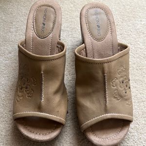 Womens light brown sandals size 9.5 Fashion Bug